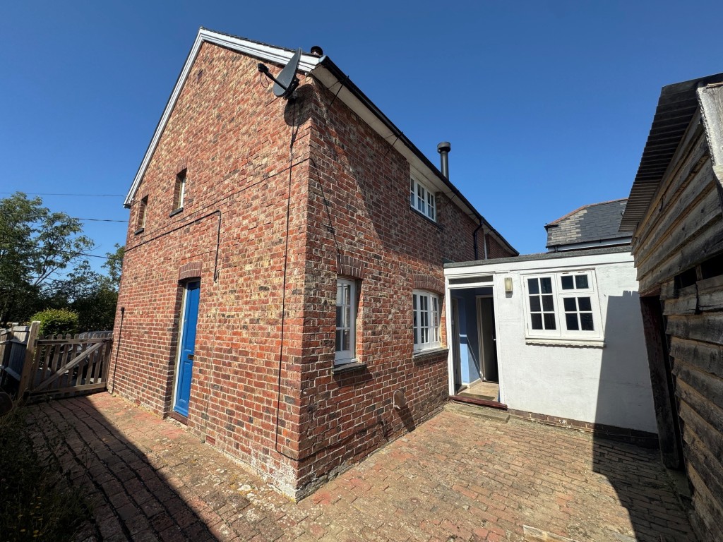 Lot: 167 - TWO-BEDROOM PERIOD COTTAGE IN POPULAR LOCATION - Side of property